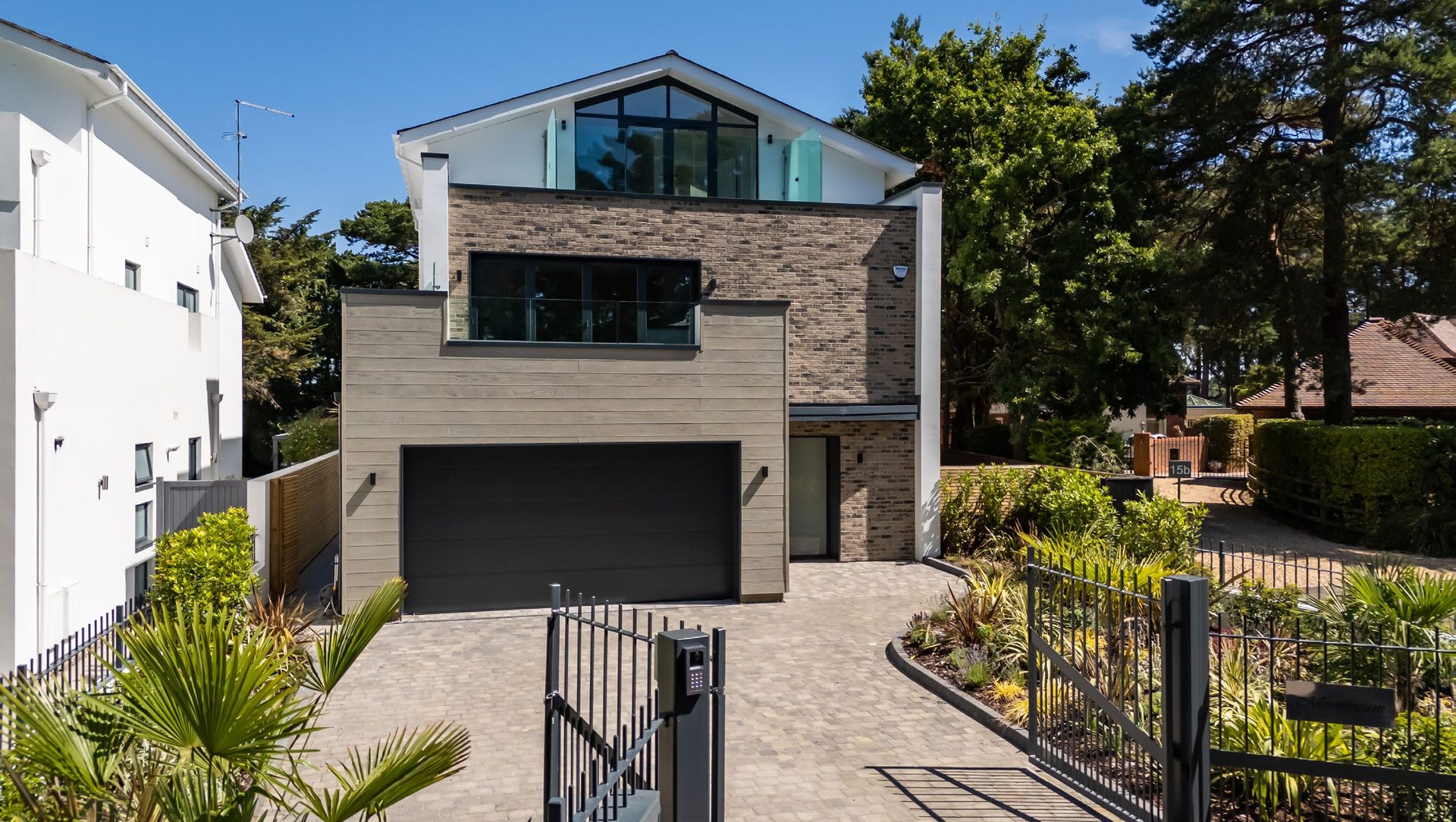 Moonbeam, a contemporary Peninsula residence behind its gated entrance